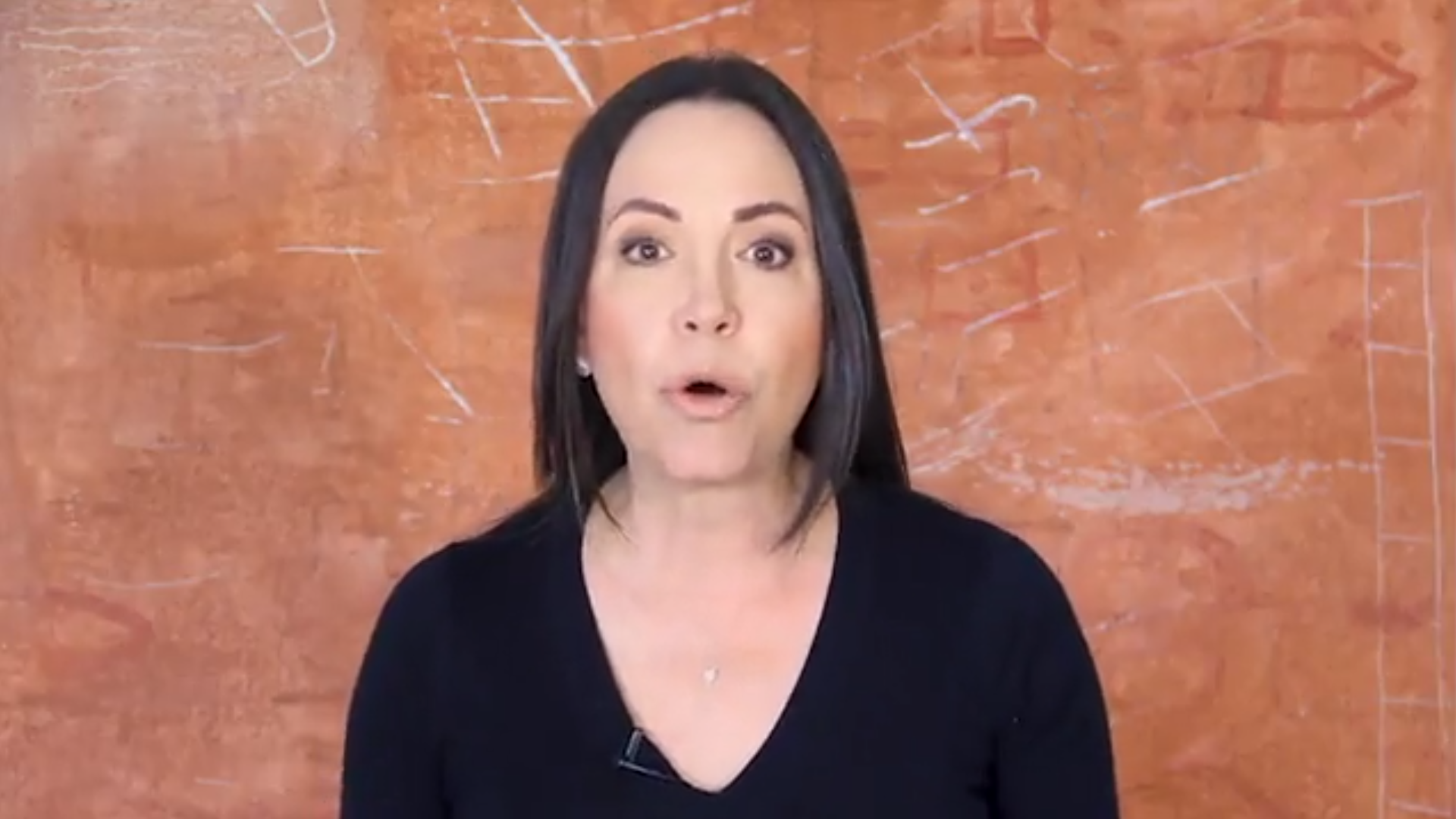 Maria Corina Machado this Thursday, April 6, in her latest Twitter video telling Venezuelans how to get rid of the "dictatorship." Photo: Video screenshot by Orinoco Tribune.