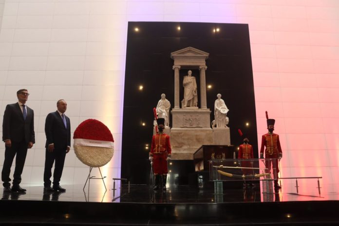 Featured image: Foreign Affairs Minister of Turkey, Mevlüt Çavuşoğlu, and his Venezuelan counterpart, Félix Plasencia, pay homage to the Liberator Simón Bolívar at the National Pantheon in Caracas. Photo: Twitter/@plasenciafelixr