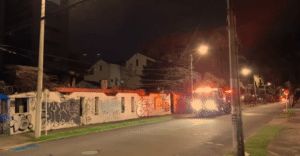 Featured image: A street view of the damage at the Venezuelan consul in Bogotá. Photo: Últimas Noticias. 