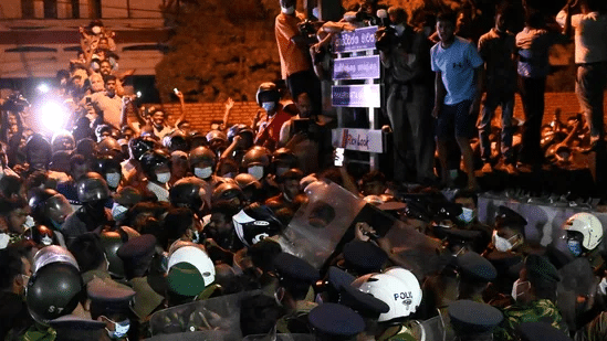Clash between protesters and police outside the presidential residence of Sri Lanka, in capital Colombo, on March 31. Photo: Hindusthan Times