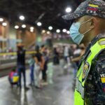 Police officer waering a face mask at the Hoyada station of the Caracas Metro system. Photo: Alba Ciudad.