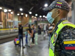 Police officer waering a face mask at the Hoyada station of the Caracas Metro system. Photo: Alba Ciudad.