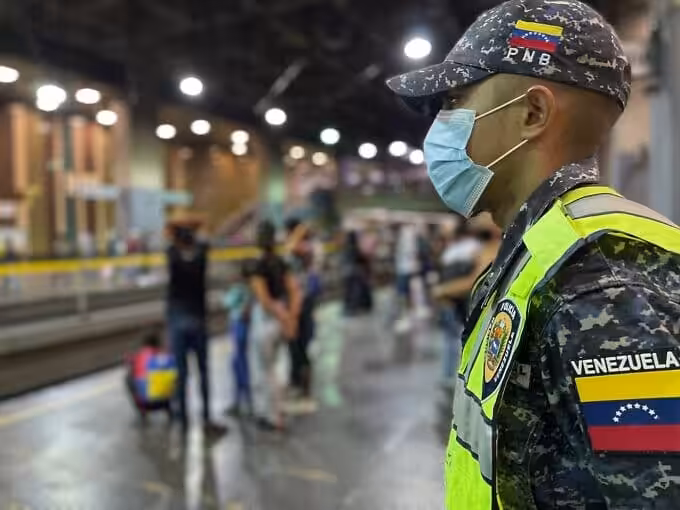 Police officer waering a face mask at the Hoyada station of the Caracas Metro system. Photo: Alba Ciudad.
