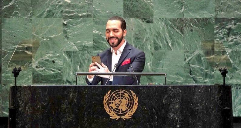 President Bukele taking a selfie before his speech at the UN General Assembly in 2019. Photo: Presidential Press (El Salvador).
