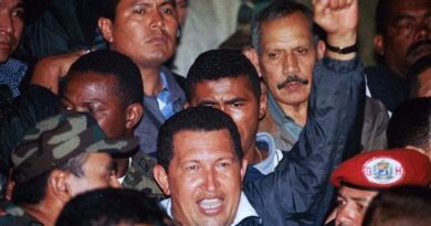 Featured image: President Chávez freed from captivity by the people, thus defeating the coup within 48 hours. File photo.