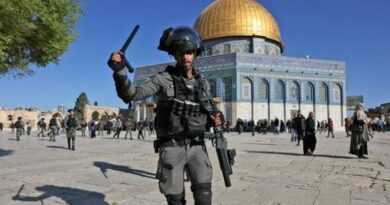 Israeli occupation forces assault Palestinians at Jerusalem's Al-Aqsa mosque compound, April 15, 2022 | Photo: Twitter/ @kenyan_digest.