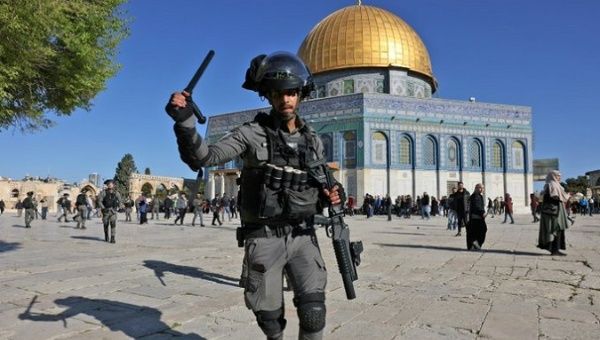 Israeli occupation forces assault Palestinians at Jerusalem's Al-Aqsa mosque compound, April 15, 2022 | Photo: Twitter/ @kenyan_digest.