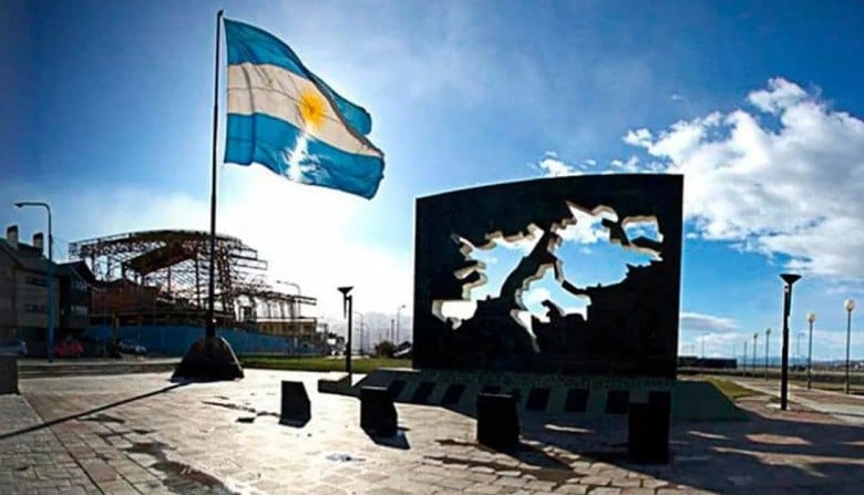 Park with the Argentinian flag and a map of the Malvinas islands, called Falkland by the British occupiers. File photo.