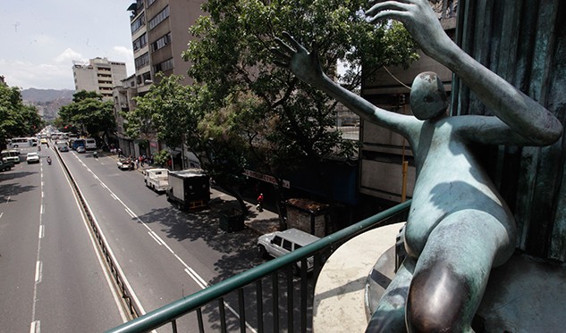 View of Baralt Ave from Llaguno bridge with part of the monument erected to remember the historic role of those defending the Bolivarian Revolution during the coup d'etat in 2002. Photo: El Sol de Margarita.