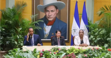 Nicaraguan Foreign Affairs Minister Denis Moncada (center) escorted by two Nicaraguan officials while announcing new measures towards the Organization of American States (OAS). Photo: Twitter/@EnestoM2004.