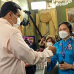 Delegates of the International Democratic Federation of Women are greeted by President Nicolás Maduro at Miraflores Palace, Caracas, on April 29, 2022. Photo: Presidential Press.