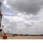 Featured image: An oilfield worker beside drilling rigs at an oil well operated by Venezuelan state oil company PDVSA, in the oil-rich Orinoco belt, April 16, 2015. Photo: Reuters/Carlos Garcia Rawlins.