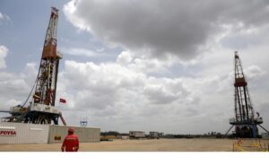 Featured image: An oilfield worker beside drilling rigs at an oil well operated by Venezuelan state oil company PDVSA, in the oil-rich Orinoco belt, April 16, 2015. Photo: Reuters/Carlos Garcia Rawlins.