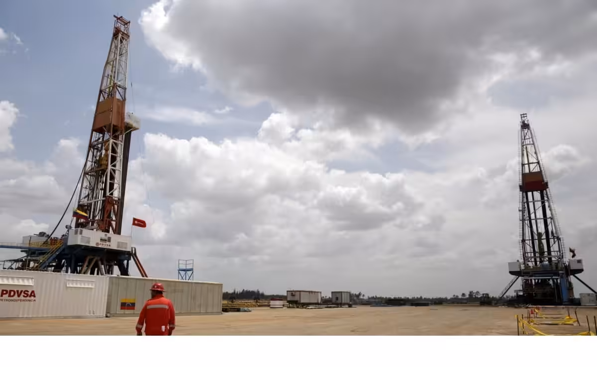 Featured image: An oilfield worker beside drilling rigs at an oil well operated by Venezuelan state oil company PDVSA, in the oil-rich Orinoco belt, April 16, 2015. Photo: Reuters/Carlos Garcia Rawlins.