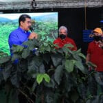 President Nicolas Maduro talking with coffee producers next to Agriculture Minister Willmar Castro. Photo: Presidential Press.