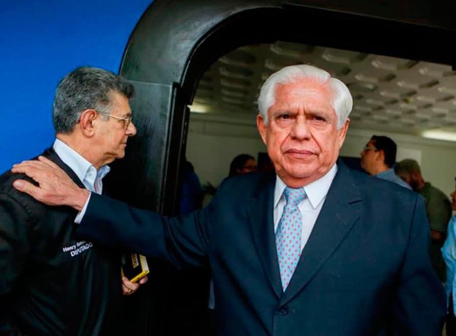 Omar Barbosa (right) greeting Acción Democrática politician Henry Ramos Allup (left). Photo: RedRadioVE.