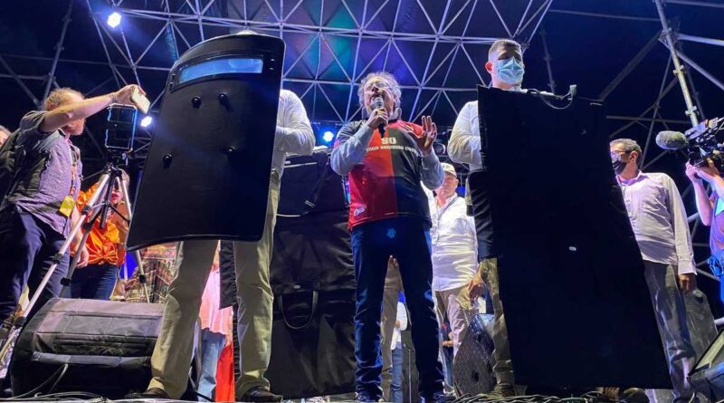 Featured image: Gustavo Petro speaking in Cúcuta, accompanied by a security group with shields, on Friday, May 6, 2022. Photo: Gustavo Petro Press.