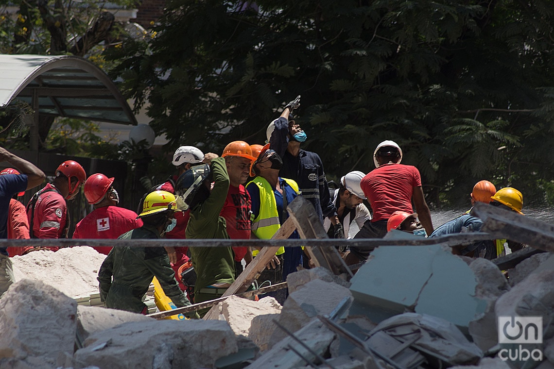Firefighters, police and medical teams at the scene of the explosion. Photo: OnCuba News