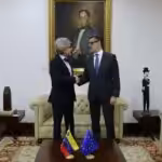 Venezuelan minister for foreign affairs Feliz Plasencia (right) shaking hands with the Charge d'Affaires of the European Union in Venezuela, Rafael Dochao Moreno (left). Photo: Twitter/@plasenciafelizr.Venezuelan minister for foreign affairs Feliz Plasencia (right) shaking hands with the Charge d'Affaires of the European Union in Venezuela, Rafael Dochao Moreno (left). Photo: Twitter/@plasenciafelizr.