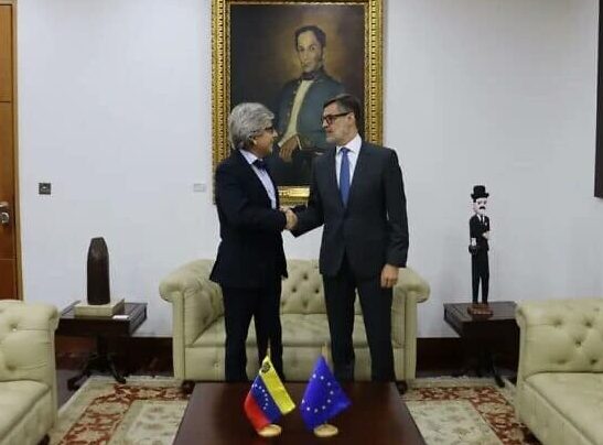 Venezuelan minister for foreign affairs Feliz Plasencia (right) shaking hands with the Charge d'Affaires of the European Union in Venezuela, Rafael Dochao Moreno (left). Photo: Twitter/@plasenciafelizr.Venezuelan minister for foreign affairs Feliz Plasencia (right) shaking hands with the Charge d'Affaires of the European Union in Venezuela, Rafael Dochao Moreno (left). Photo: Twitter/@plasenciafelizr.