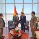 Bolivian President Luis Arce (left) shaking hands with Venezuelan foreign minister Felix Plasencia (right). Next to them Venezuelan ambassador to Bolivia, César Trompiz (right) and Bolivian minister for foreign affairs, Rogelio Mayta (left). Photo:  Twitter/@plasenciafelixr.