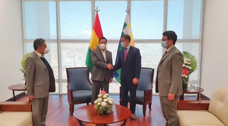 Bolivian President Luis Arce (left) shaking hands with Venezuelan foreign minister Felix Plasencia (right). Next to them Venezuelan ambassador to Bolivia, César Trompiz (right) and Bolivian minister for foreign affairs, Rogelio Mayta (left). Photo:  Twitter/@plasenciafelixr.