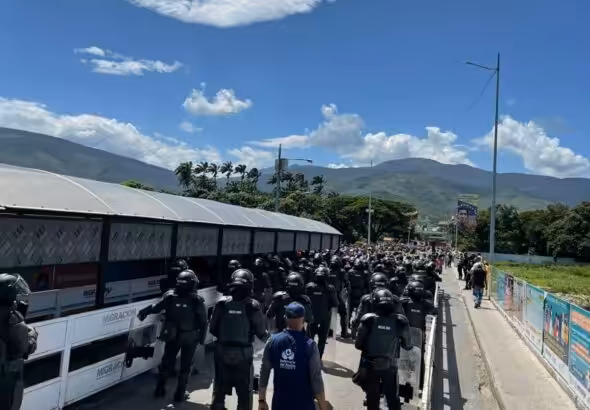 Strong police deployment by Colombian authorities to suppress voting rights of Colombians residents of Venezuela. Photo: Twitter/@CanalTRO.