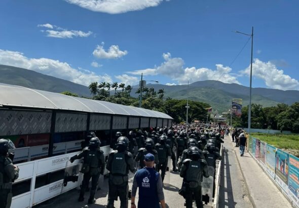 Strong police deployment by Colombian authorities to suppress voting rights of Colombians residents of Venezuela. Photo: Twitter/@CanalTRO.