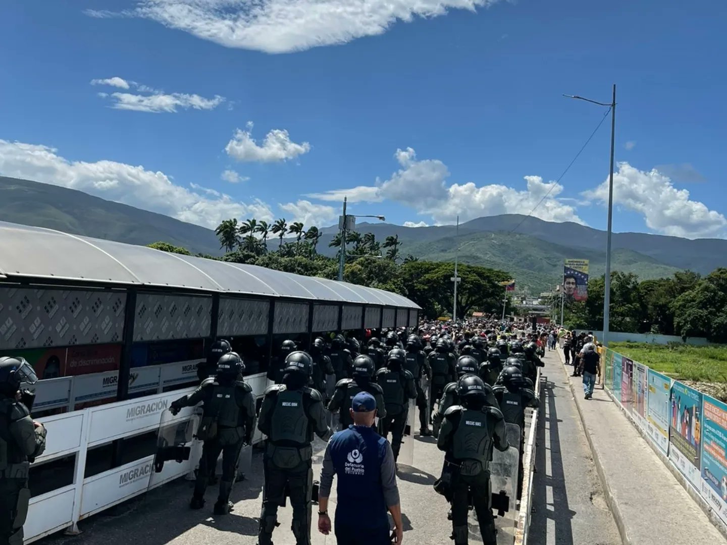 Strong police deployment by Colombian authorities to suppress voting rights of Colombians residents of Venezuela. Photo: Twitter/@CanalTRO.