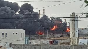 Fire on the waste patio of Cardon refinery at the Paraguana Refining Complex, Falcon state, Venezuela. May 22, 2022. Photo: Twitter/@rcavada.