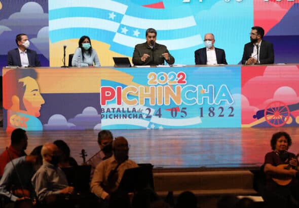 President Nicolas Maduro (center) with part of his cabinet during the closing of the colloquium on the Pichincha Battle bicentennial. Photo: Presidential Press.