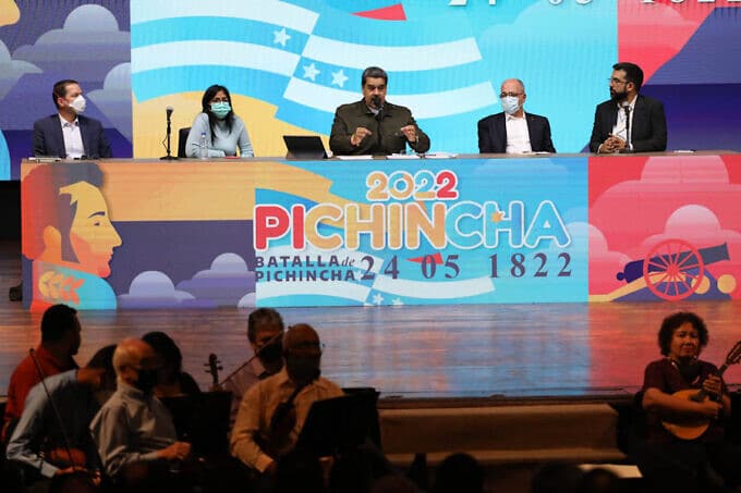 President Nicolas Maduro (center) with part of his cabinet during the closing of the colloquium on the Pichincha Battle bicentennial. Photo: Presidential Press.