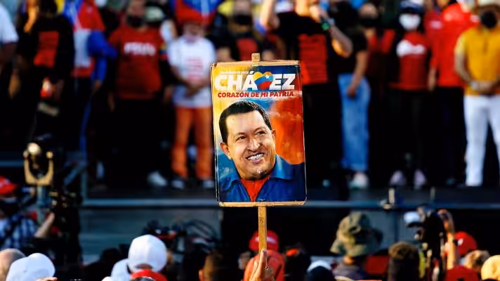 Featured image: Venezuelans raise a photo of the late President Hugo Chávez, who was the original pioneer of the ideal of Latin American regional integration. Foto: Hernán Cano/Sputnik