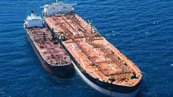 Featured image: Venezuela and Iran dodge US sanctions through ship-to-ship transfers in open seas. Reference image.