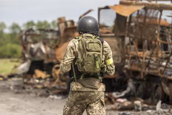 A Ukrainian soldier on the battlefield. Photo: EFE.