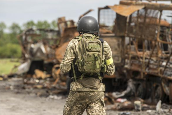 A Ukrainian soldier on the battlefield. Photo: EFE.