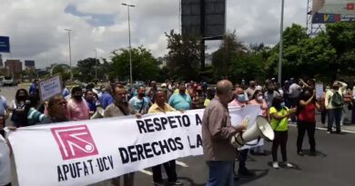 A recent micro-protest near Plaza Venezuela in Caracas blocking traffic on a main highway. Photo: Twitter/@ElPitazoTV.