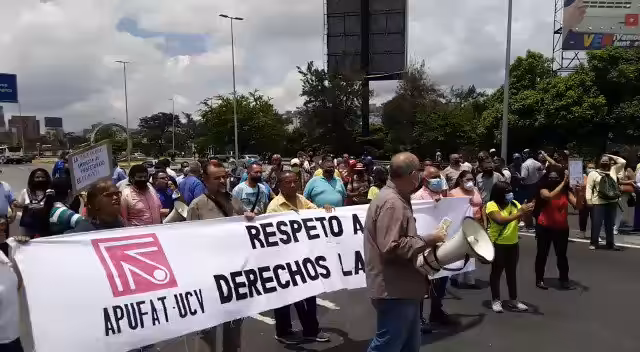 A recent micro-protest near Plaza Venezuela in Caracas blocking traffic on a main highway. Photo: Twitter/@ElPitazoTV.