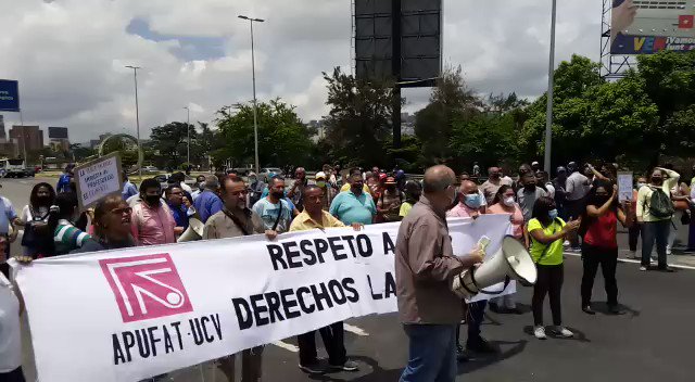 A recent micro-protest near Plaza Venezuela in Caracas blocking traffic on a main highway. Photo: Twitter/@ElPitazoTV.