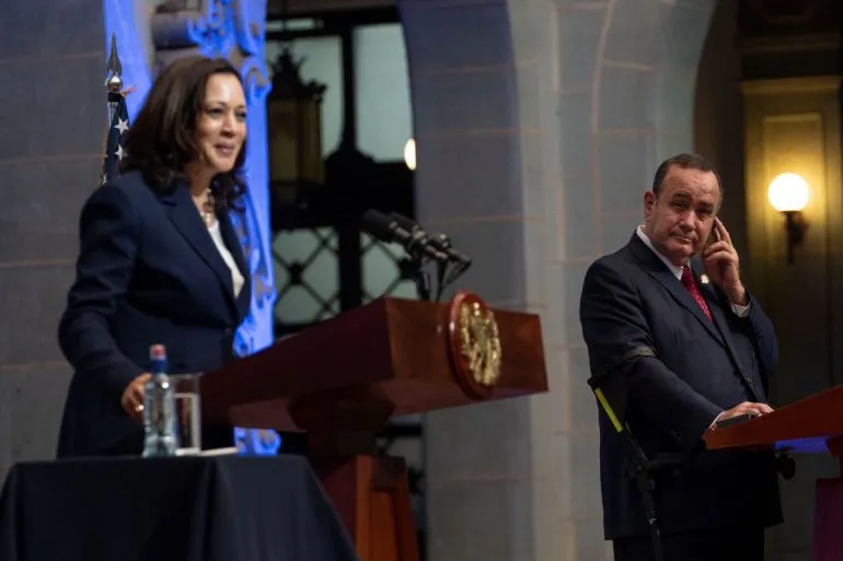 US vice president Kamala Harris (left) and Guatemalan president Alejandro Giammattei during a press conference at the National Palace in Guatemala City last June 2021. Photo: AP/Jacquelyn Martin.