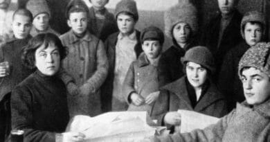 Featured image: Kollontai (on the left) in 1918 with some of the orphans in his care. An aristocrat by birth, at the age of 26 she left the privileged environment in which her parents lived, joined the Russian Social Democrats and became a self-sacrificing revolutionary.