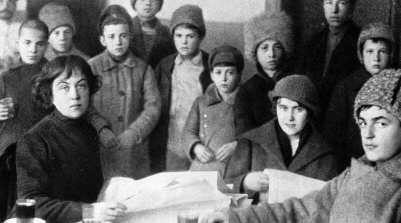 Featured image: Kollontai (on the left) in 1918 with some of the orphans in his care. An aristocrat by birth, at the age of 26 she left the privileged environment in which her parents lived, joined the Russian Social Democrats and became a self-sacrificing revolutionary.