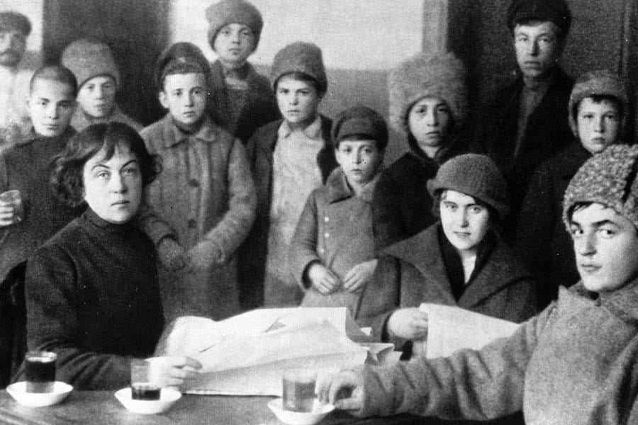 Featured image: Kollontai (on the left) in 1918 with some of the orphans in his care. An aristocrat by birth, at the age of 26 she left the privileged environment in which her parents lived, joined the Russian Social Democrats and became a self-sacrificing revolutionary.