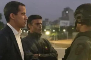 Former deputy Guaido and fugitive Leopoldo Lopez during their failed coup attempt on April 30, 2019. Photo: Twitter.