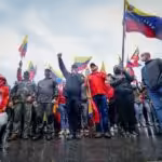 Diosdado Cabello and a group of supporters at the Altamira bridge near La Carlota military base. Photos: Diario VEA.