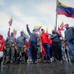 Diosdado Cabello and a group of supporters at the Altamira bridge near La Carlota military base. Photos: Diario VEA.