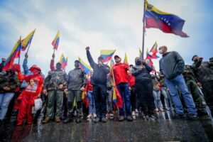 Diosdado Cabello and a group of supporters at the Altamira bridge near La Carlota military base. Photos: Diario VEA.