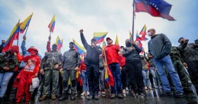Diosdado Cabello and a group of supporters at the Altamira bridge near La Carlota military base. Photos: Diario VEA.
