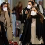 People arriving at an airport in Venezuela wearing face masks. Photo: EFE.