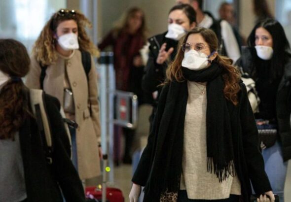 People arriving at an airport in Venezuela wearing face masks. Photo: EFE.